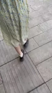 表面看着单纯的碎花裙妹妹没想到来了酒店比我都放的开自摸骚逼求大鸡吧